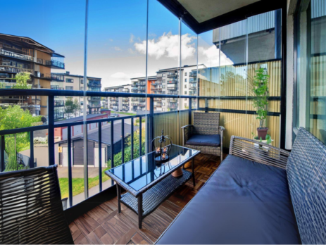 sistem de închidere cu geamuri glisante din sticlă securizată pentru balcon