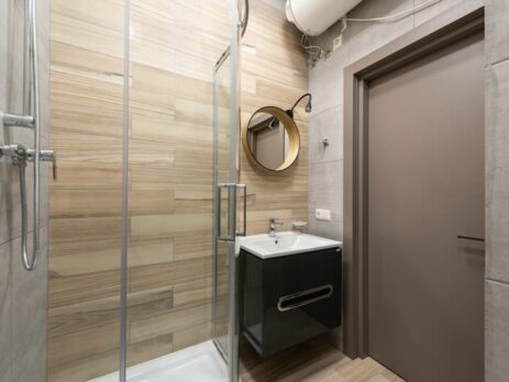 Amenajarea unei bai mici . Sursa: Photo by Max Rahubovskiy: https://www.pexels.com/photo/contemporary-bathroom-with-glass-shower-7534166/