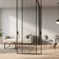 Ușă glisantă din sticlă separă elegant livingul de dining într-o locuință modernă